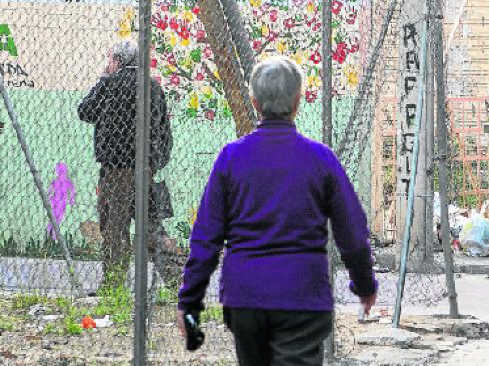 Basura acumulada en las calles y contenedores del entorno del Gancho, una de las zonas señaladas por los colectivos vecinales.