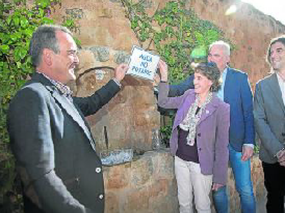 Sánchez Quero y Bermúdez retiran el cartel de 'No potable'.