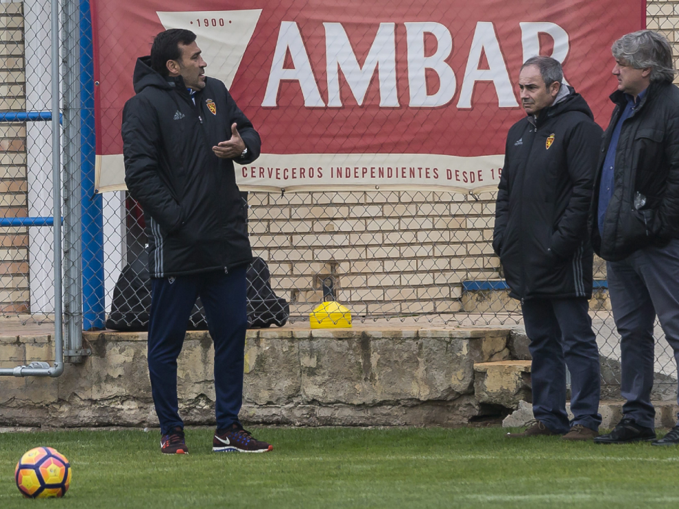 Raúl Agné dialoga con Narciso Juliá y Albert Valentín, en la mañana de este domingo en la Ciudad Deportiva, antes del entrenamiento posterior al triunfo frente al Almería en el estreno del nuevo técnico.