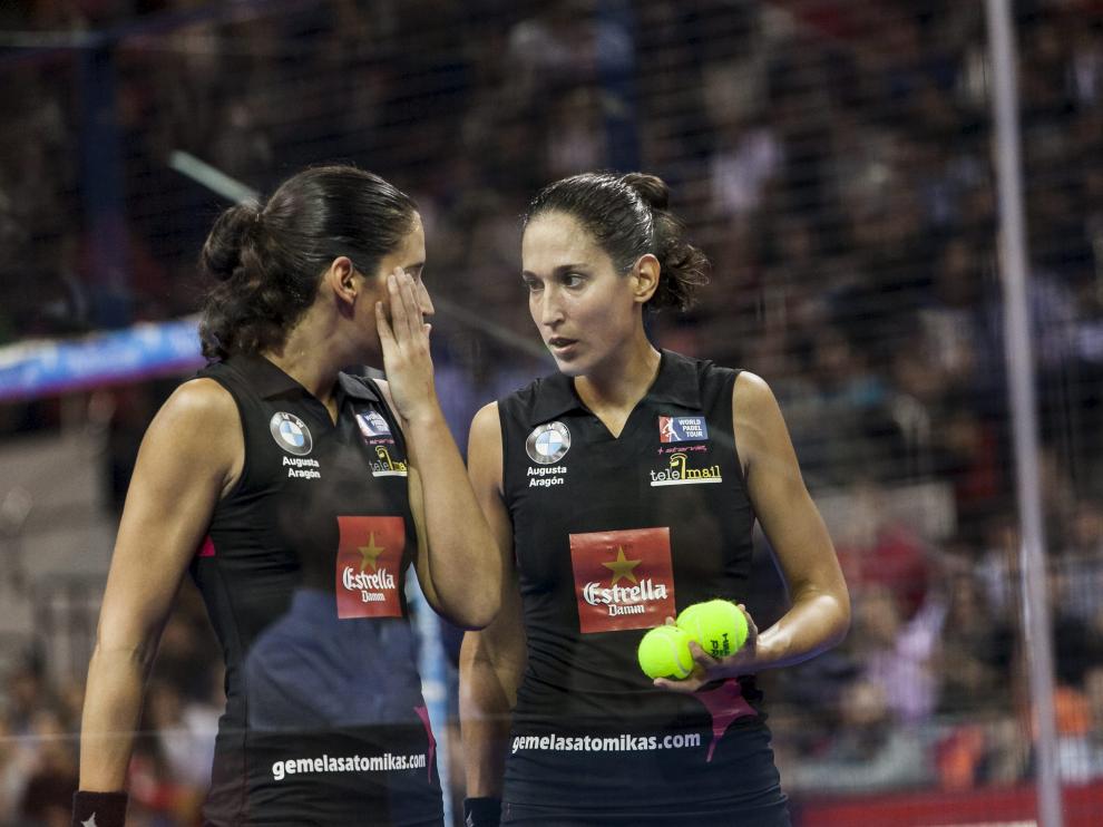 Majo y Mapi Sánchez Alayeto conversan ayer, durante un instante del partido de semifinales disputado en el Príncipe Felipe.