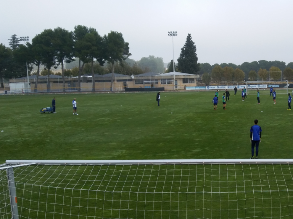 Un momento del entrenamiento del Real Zaragoza en la mañana de este domingo en la Ciudad Deportiva.