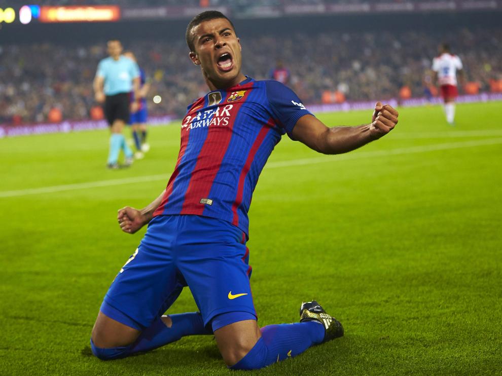El centrocampista brasileño del FC Barcelona, Rafinha, celebra su gol