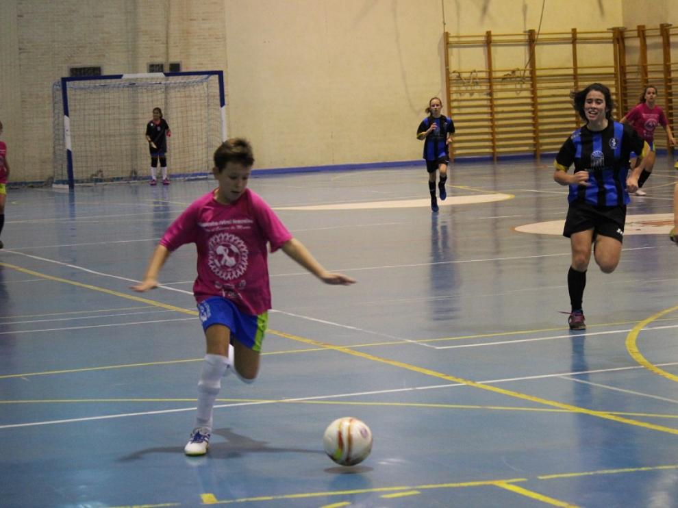 El fútbol sala femenino le mete un gol al cáncer de mama en Sariñena