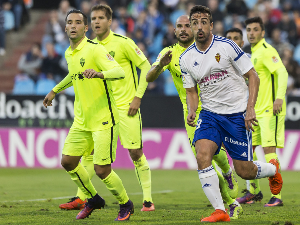 José Enrique, rodeado de jugadores del Almería, en un lance del partido del sábado en La Romareda.
