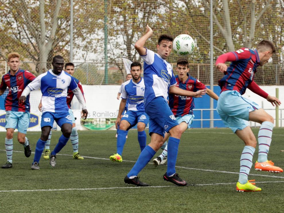 Gabarre, Moustapha y Santigosa, en una acción de un partido de esta temporada