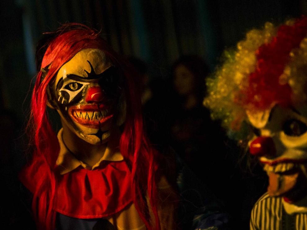Fotografía del 28 de octubre de 2016 muestra a dos personas disfrazados de payasos siniestros durante la celebración de Los Agüizotes, en la ciudad de Masaya (Nicaragua).