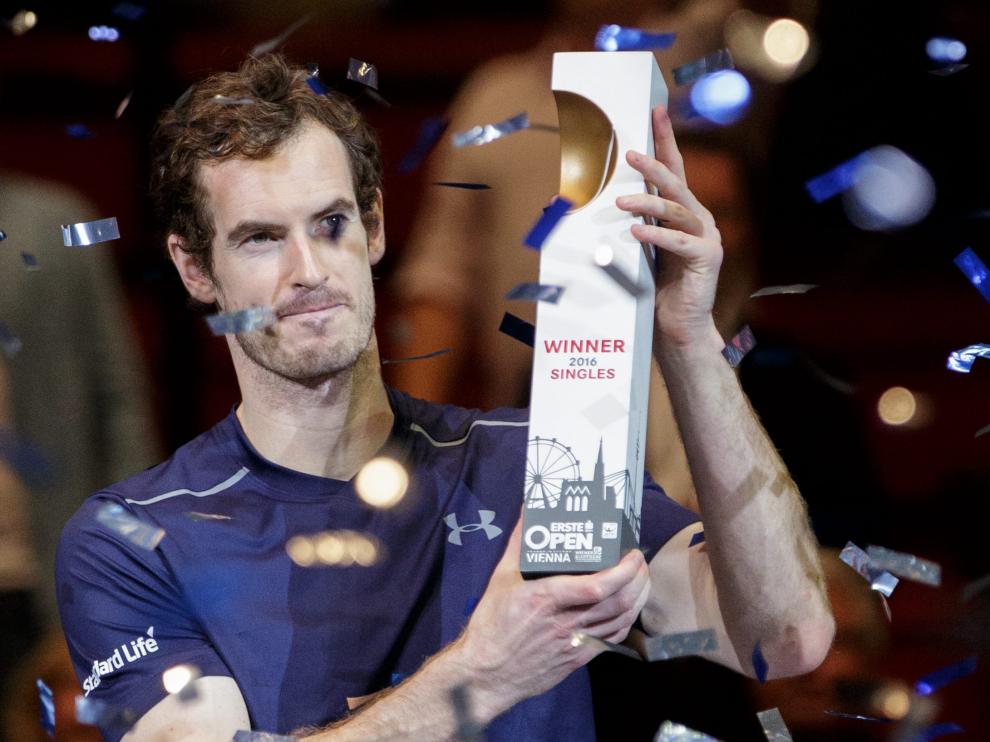 El británico suma su séptimo título de la temporada al vencer a Tsonga en dos sets.