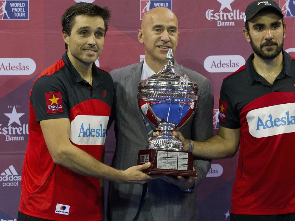 El director del torneo, Mario Hernando, entrega el trofeo a los vencedores