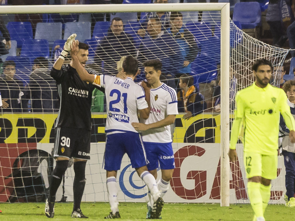 Zapater celebra con Ratón y Fran la victoria final ante el Almería, nada más pitar el final del partido el árbitro, Díaz de Mera.
