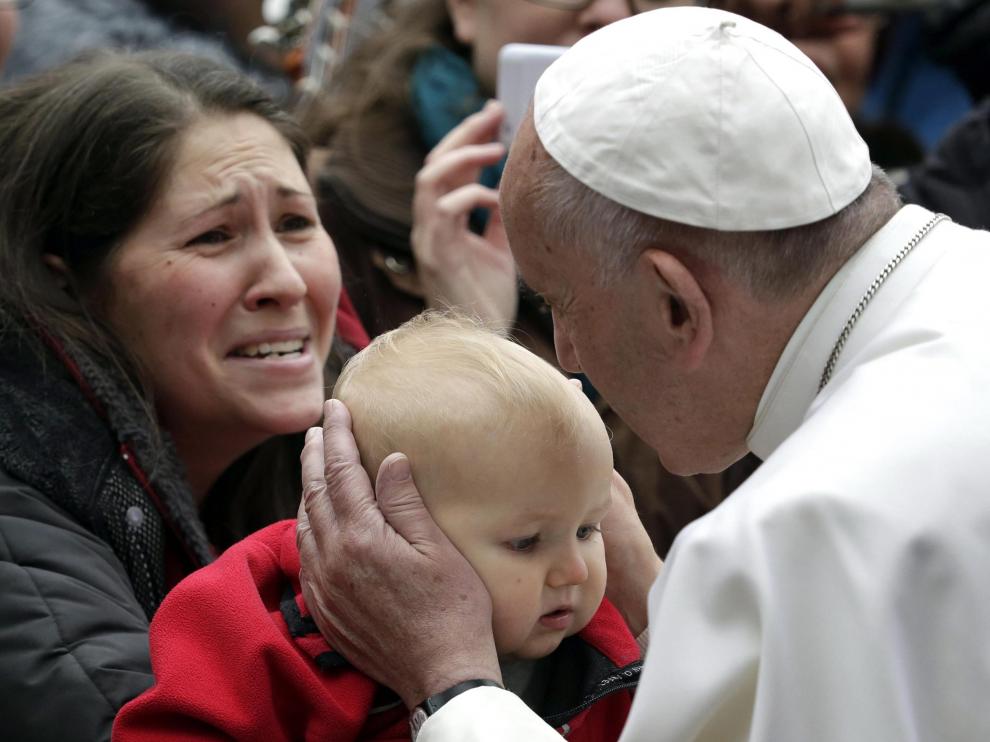 El Papa Francisco besa a un niño durante su visita a Lund, Suecia.