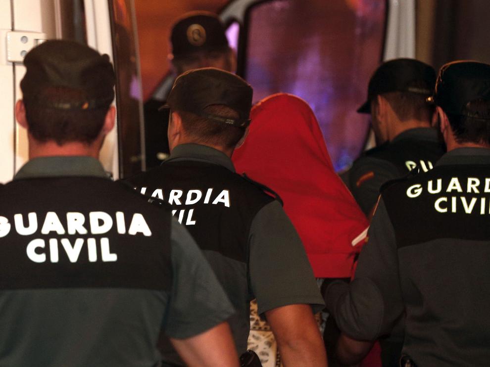 El detenido, escoltado por la Guardia Civil.