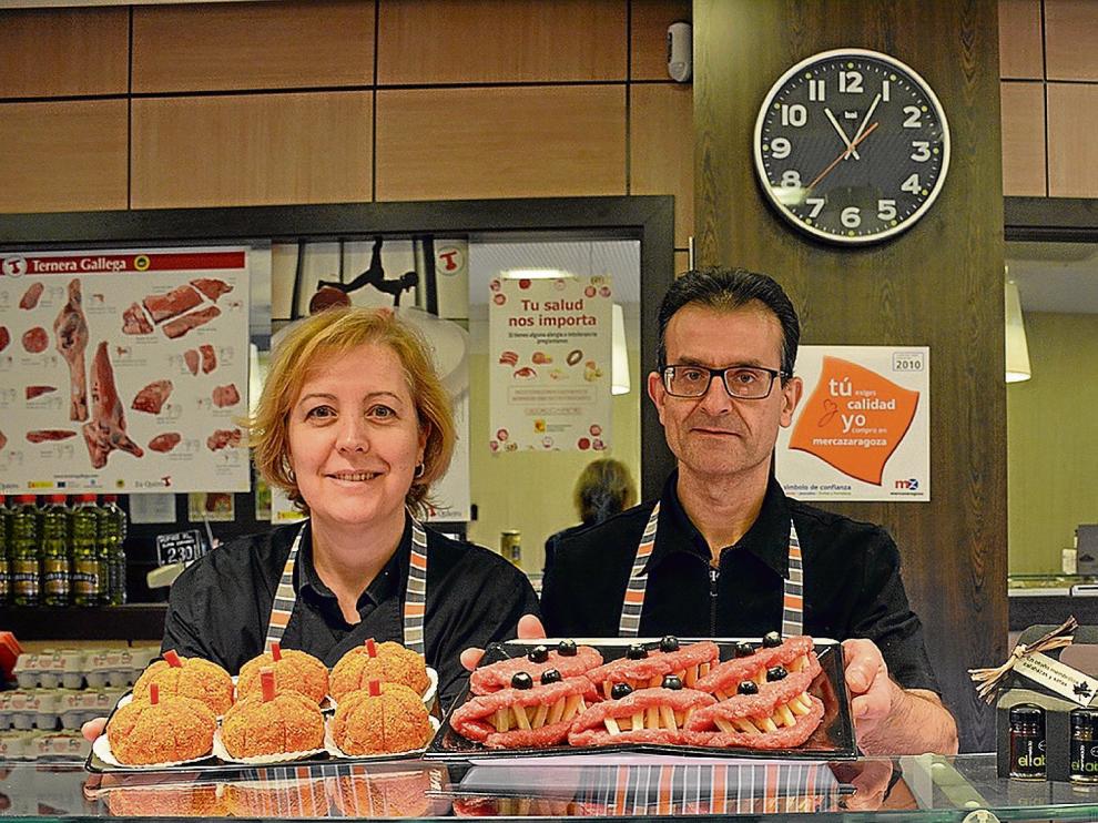 Esther Gracia y Alberto Bernad, de la carnicería Los Porches, con alguna de sus creaciones para Halloween.