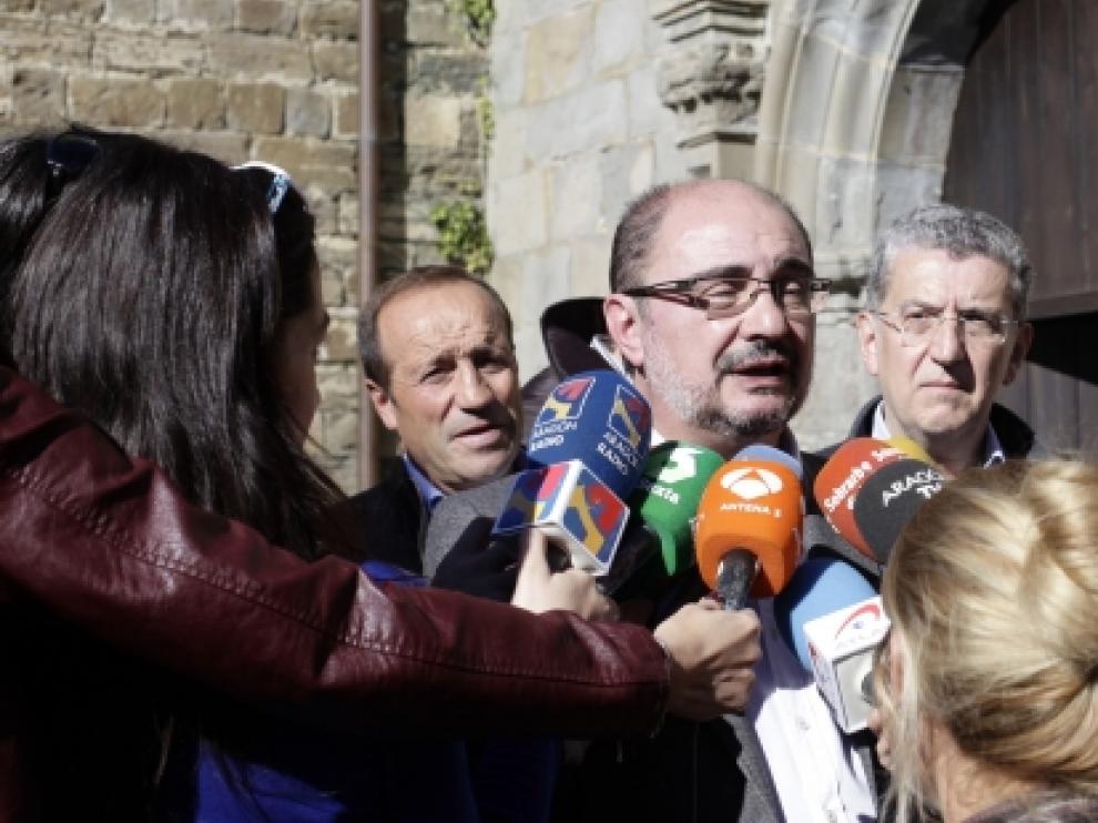 El Presidente Lambán durante su visita a las obras del Monasterio de San Victorián.
