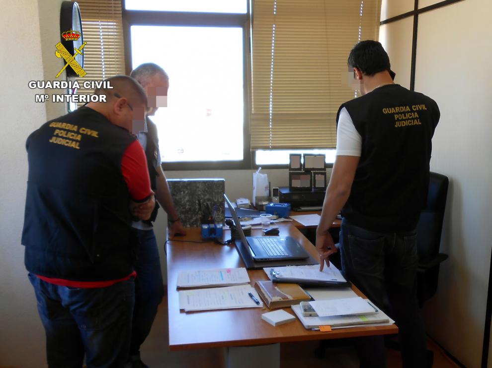 El registro de la sede de la Comunidad de Bienes en Madrid se ha saldado con la incautación de abundante documentación relacionada con los delitos esclarecidos.