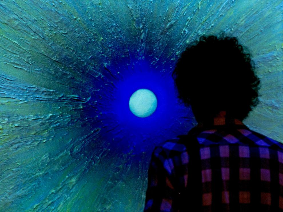 Un visitante contempla una obra de la exposición 'Orús, la búsqueda de la luz'.