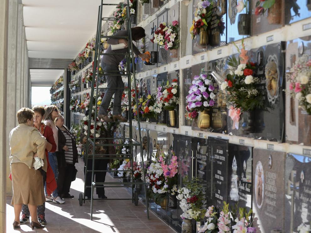 Los cementerios aragoneses recibirán hoy a miles de personas para celebrar el día de Todos los Santos.