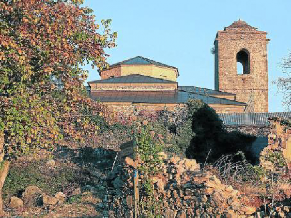 Se actuará en la torre, el claustro y las cubiertas de la iglesia. Entre los tres elementos, está el andamio.