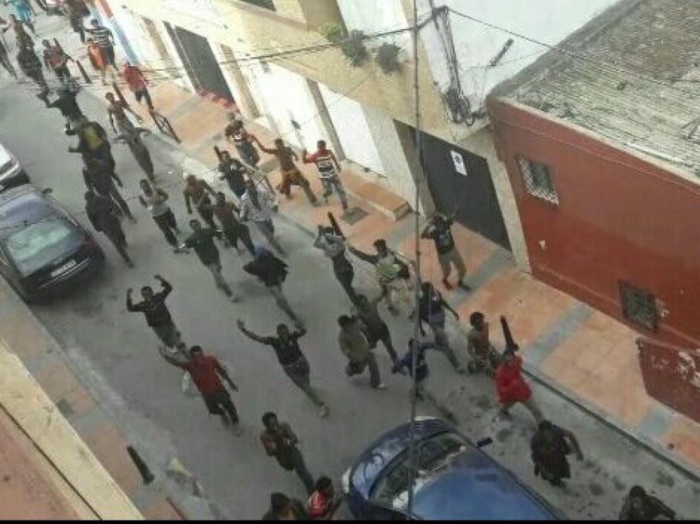 Más de medio centenar de inmigrantes salieron huyendo por las calles de la barriada del Príncipe.