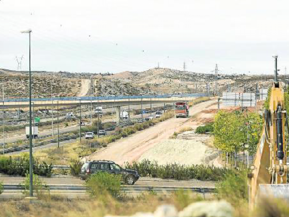 El vial de acceso va en paralelo a la Z-40 y llevará a los clientes a la zona del Ikea.
