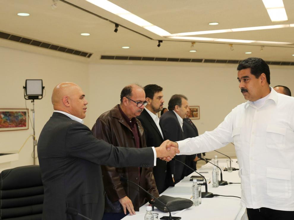 Primera reunión de diálogo formal entre el Gobierno venezolano y la oposición.