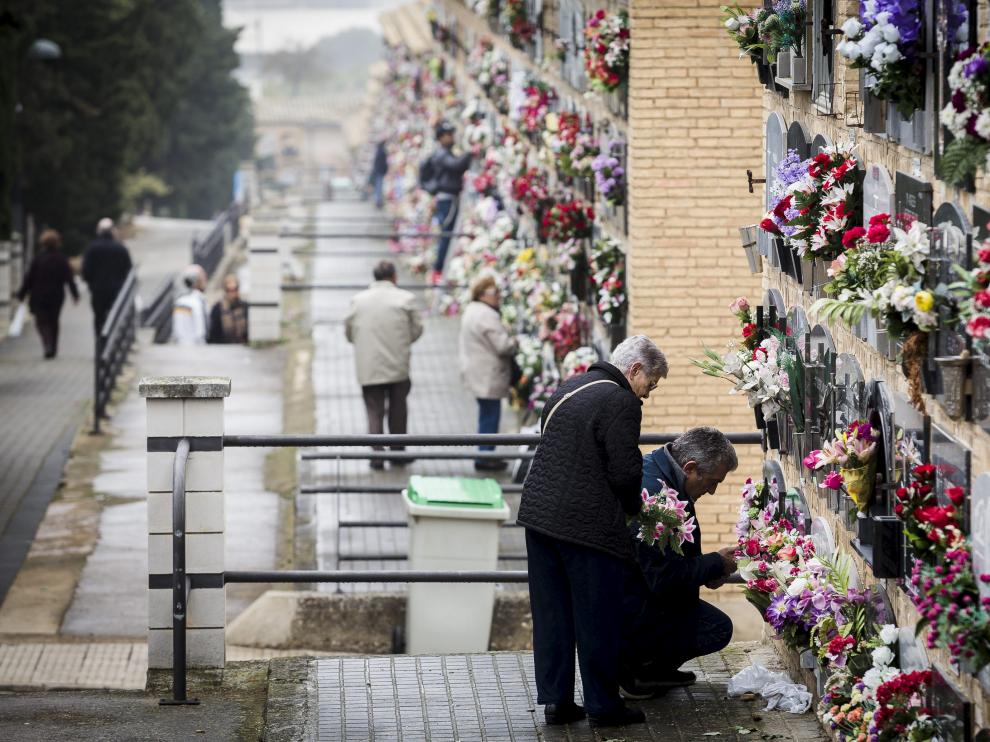 Miles de aragoneses han acudido ya al cementerio de Torrero, pero la mayor afluencia se espera hoy a partir de las 12.00.
