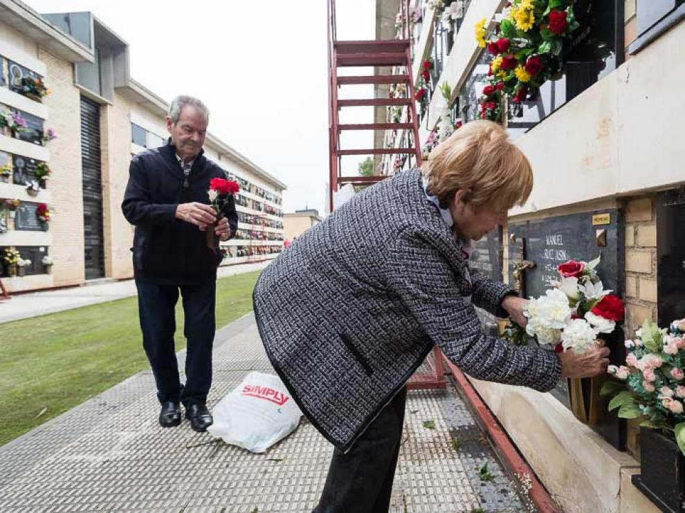 Una imagen de archivo del día de Todos los Santos en el Cementerio de Torrero.