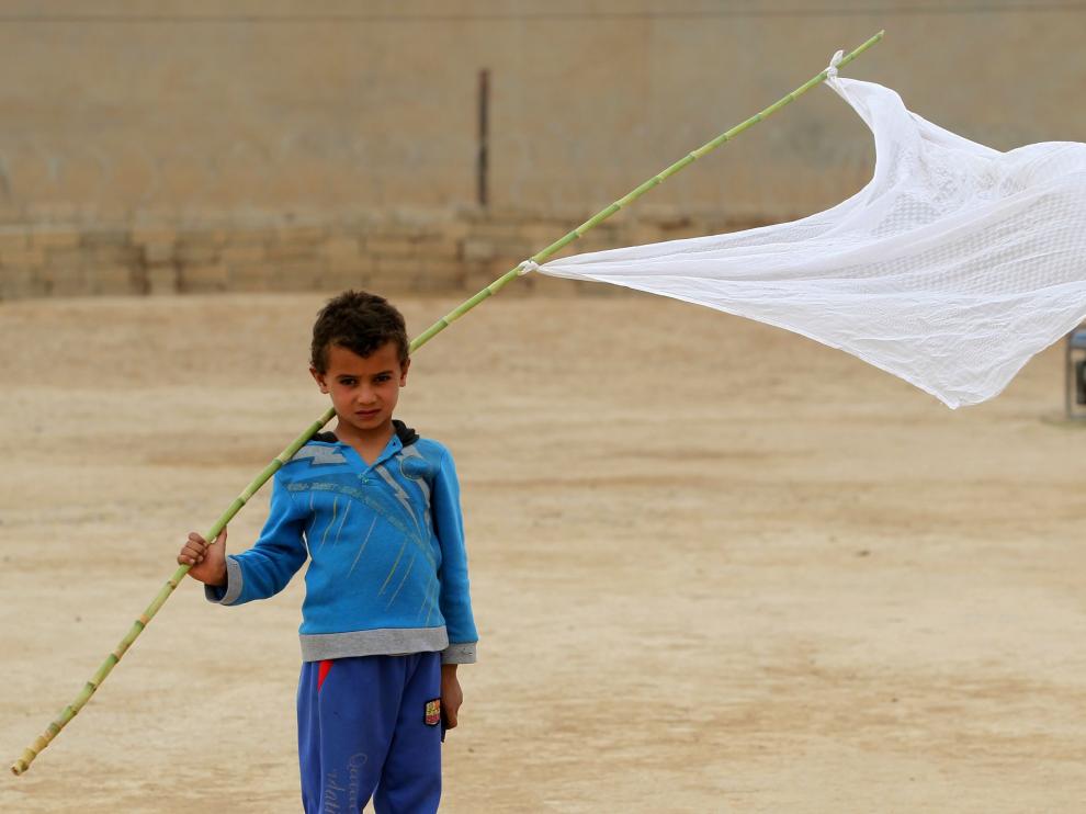 Un niño iraquí porta una bandera blanca en Mosul