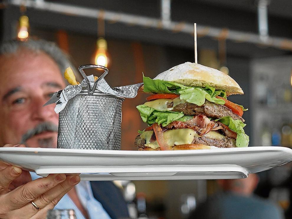 La Triglide, una de las hamburguesas de la carta, con el filtro de patatas fritas.