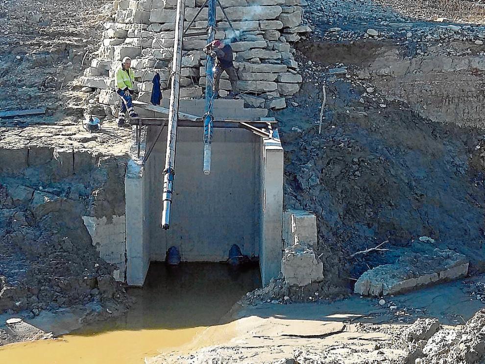 Trabajos de colocación de la nueva bomba de captación de agua en el embalse de Barasona