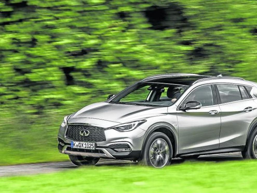 Por ahora, la gama Infiniti QX30 es muy sencilla, pues ofrece la combinación de motor diésel de 170 caballos de potencia con tracción total y el cambio automático; y dos niveles de acabados a elegir. i