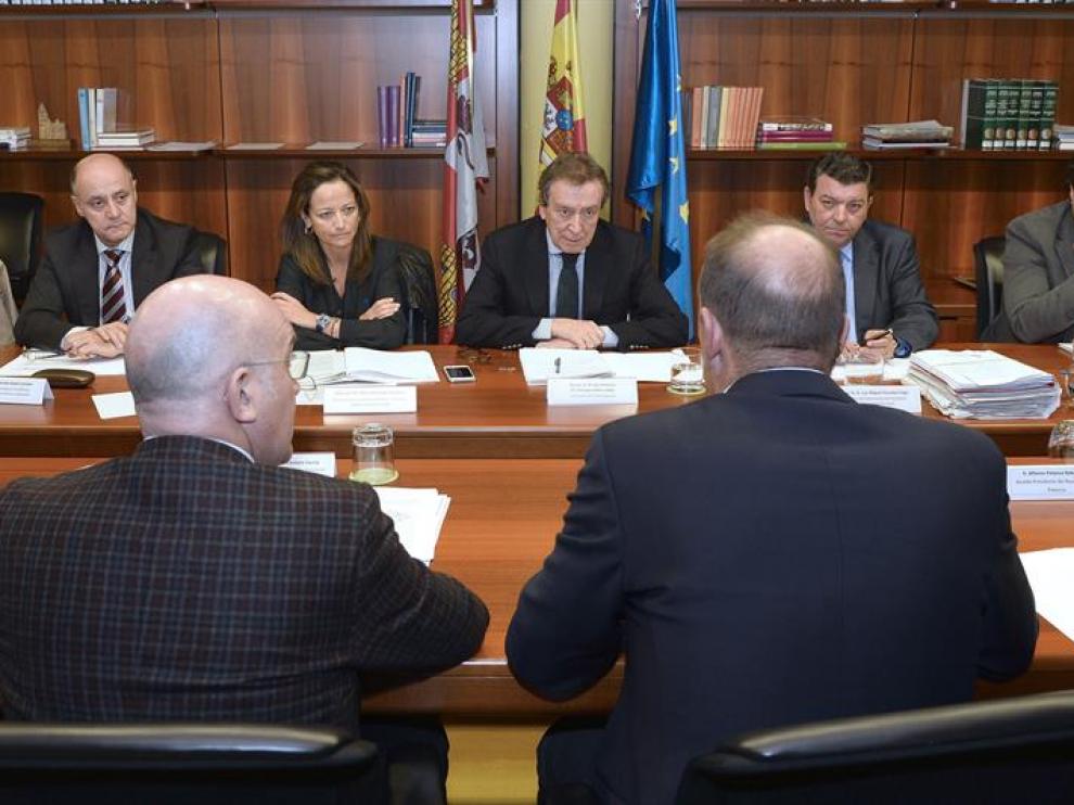 El vicepresidente de la Junta de Castilla y Léon y consejero de la Presidencia, José Antonio de Santiago-Juárez (c), ha presidido este viernes la reunión del Consejo de Cooperación Local, en Valladolid.