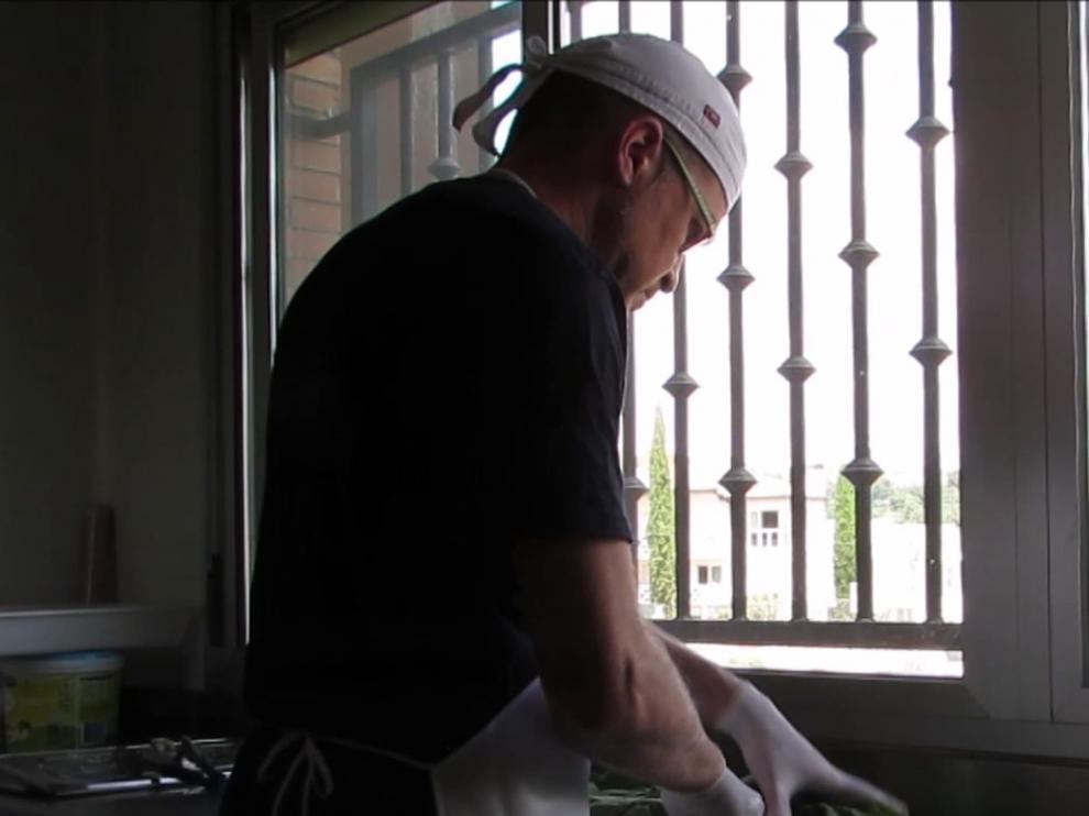 José Luis Cabrero, en la cocina del centro.