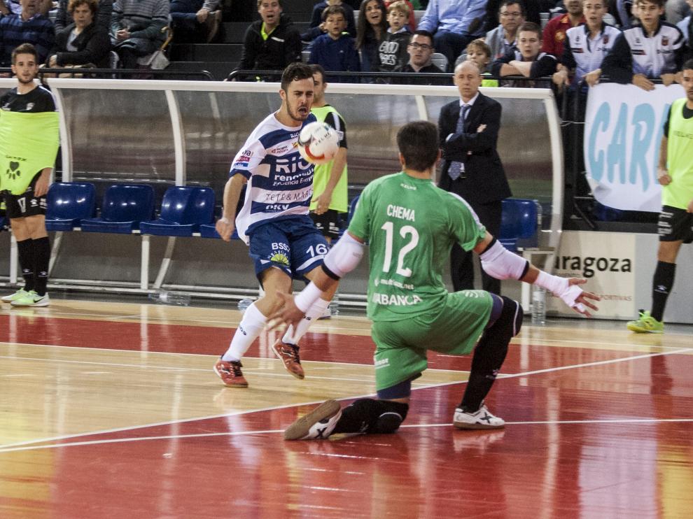 Una jugada del partido entre el Ríos Renovables y el Santiago Futsal
