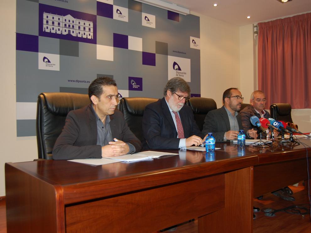 De izquierda a derecha, Vicente Andrés (CC. OO.), Santiago Aparicio (FOES), Luis Rey (Diputación de Soria) y Evelio Angulo (UGT), durante la reunión de este viernes.