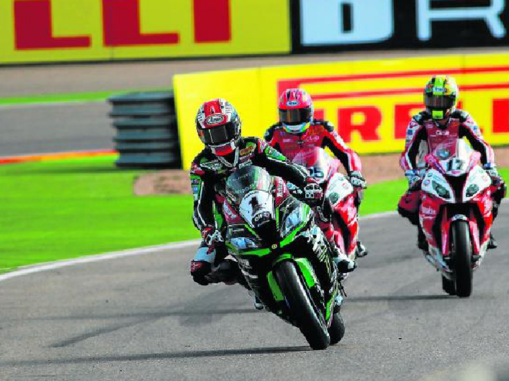 Jonathan Rea (1) lidera una de las carreras de Superbikes en la edición de 2016 celebrada en Motorland.