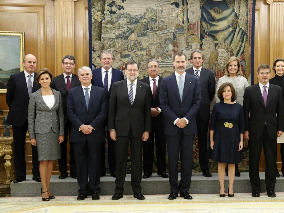 El rey Felipe VI posa con el jefe del Ejecutivo, Mariano Rajoy, y los 13 ministros de su nuevo Gobierno.