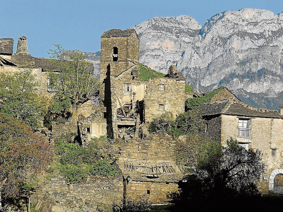 Muro de Bellos, situado a 955 metros de altitud, donde se ven casas en ruina