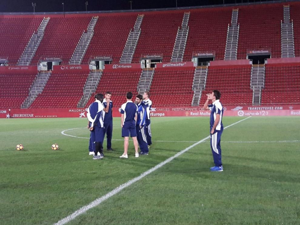 Los jugadores del Real Zaragoza, en el césped de Son Moix