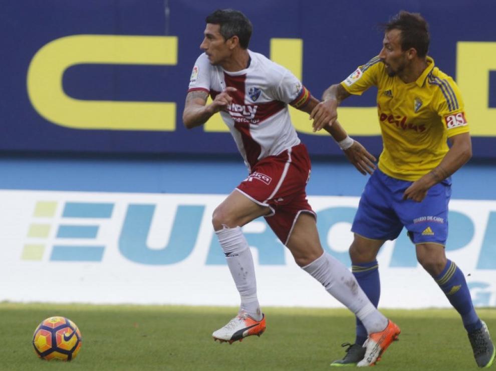 Una imagen del partido del Huesca en Cádiz