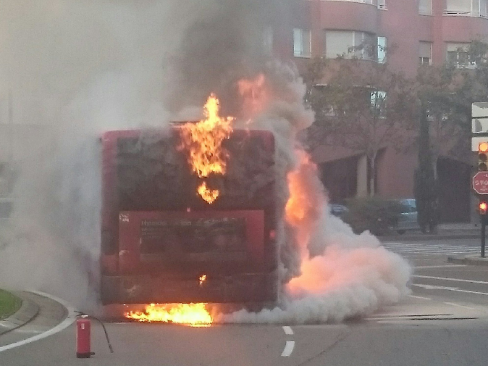 Autobús ardiendo en la plaza Mozart