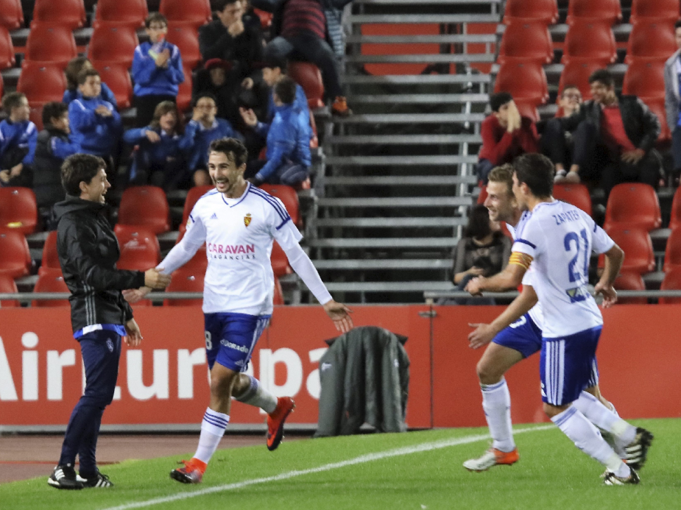 Juan Muñoz, eufórico, instantes después de marcar su golazo, se dirige al banquillo para celebrarlo. Zapater y Barrera acuden sonrientes.