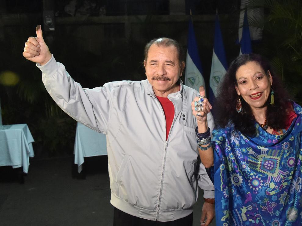 El presidente de Nicaragua, Daniel Ortega, y su esposa, Rosario Murillo, tras votar.