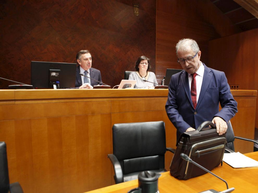 Fernando Gimeno, con su maletín y sus cuentas, en la comisión de Hacienda.