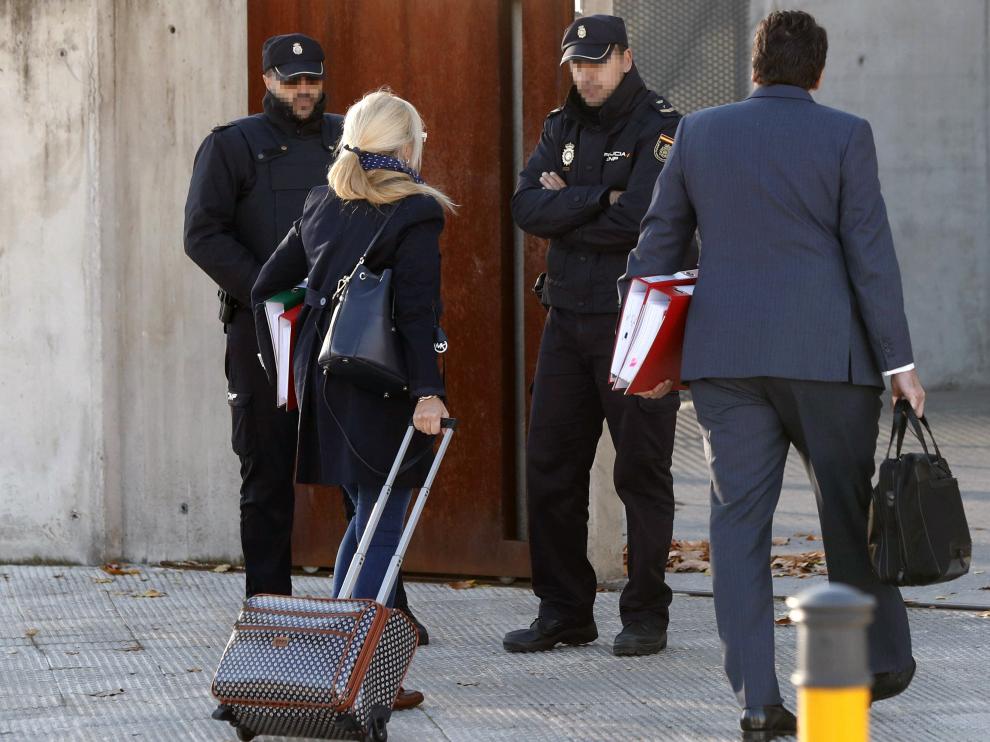La gerente de varias empresas de la trama Gürtel, Isabel Jordán, a la izquierda, a su llegada al tribunal que juzga el caso Gürtel en San Fernando de Henares.
