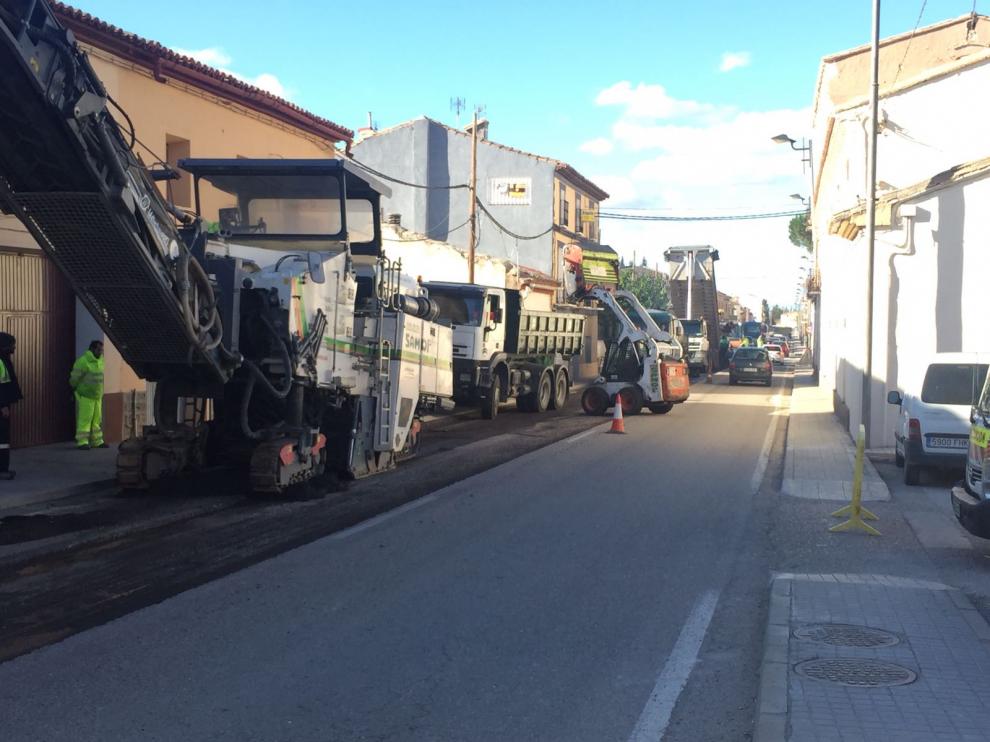 Los trabajos de mejora del asfalto obligan a dar paso alternativo al tráfico.