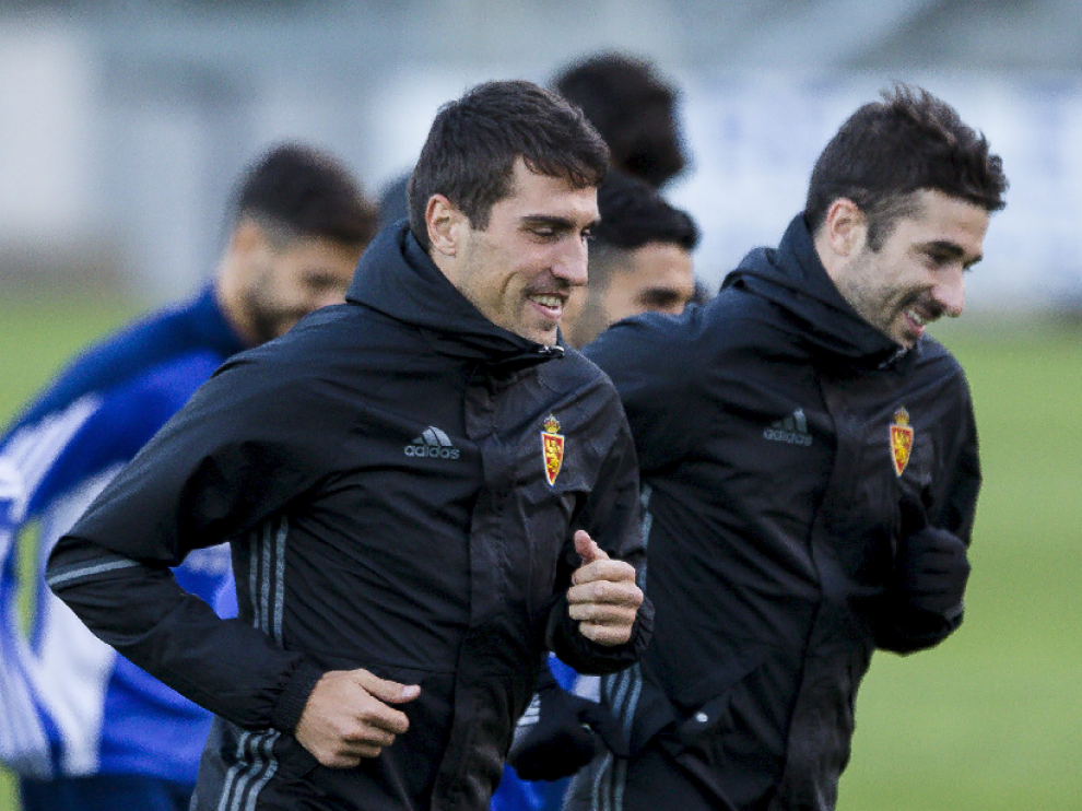 Alberto Zapater y Cani, sonrientes, en el entrenamiento del Real Zaragoza al regreso de Mallorca, en la tarde del domingo.