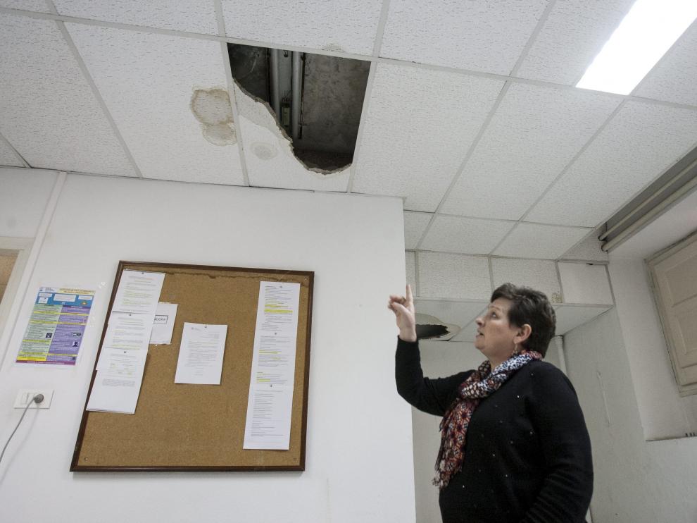 Carmen Agustín, profesora y directora del departamento de Ciencias de la Documentación de la Facultad de Filosofía y Letras, señala el trozo del falso techo desprendido.
