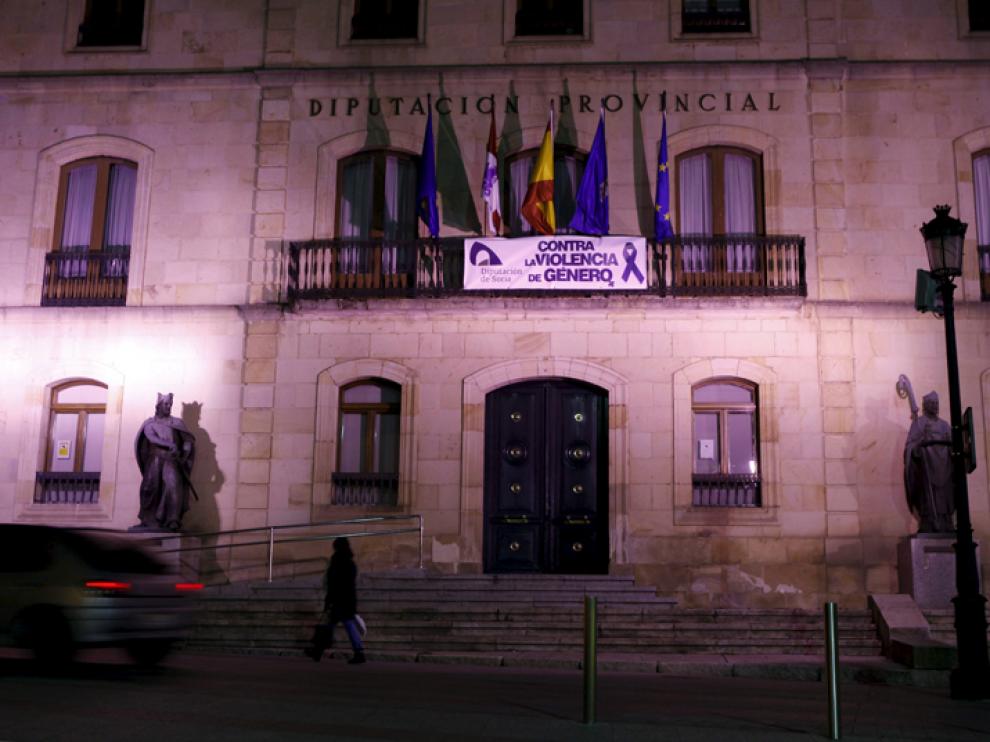 Fachada de la Diputación iluminada con motivo del Día Internacional de la lucha contra la violencia de género.