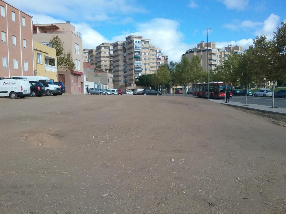 Solar situado entre las calles Zafiro y Rubí, en el barrio de La Paz
