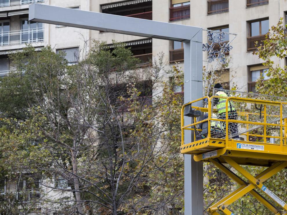 Operarios municipales ponían ayer las luces en la plaza de Aragón.